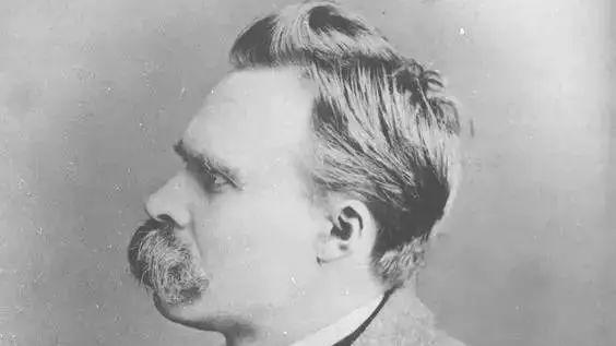 尼采说：我们生命中最宝贵的财富不是名誉，不是地位，甚至不是人脉，也不是机遇，而是信念