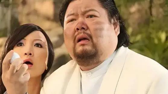 黄渤将他捧红，身价暴涨后连喝5天酒猝死，小10岁娇妻卖豪宅改嫁