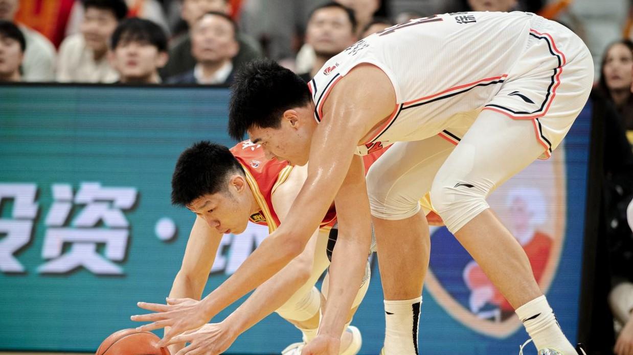 上海遭遇炼狱挑战，三大主力缺阵，卢伟如何破局？