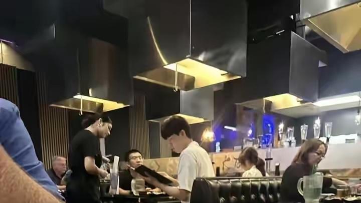 四场比赛21个犯规，杨瀚森身体太疲软，球迷喊话把女友送回国