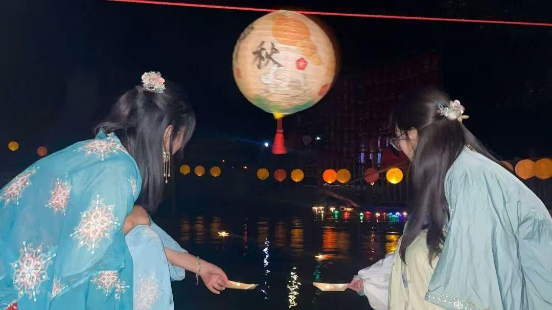 月满中秋，情满人间！ 王府竹海祝您中秋快乐，阖家幸福!