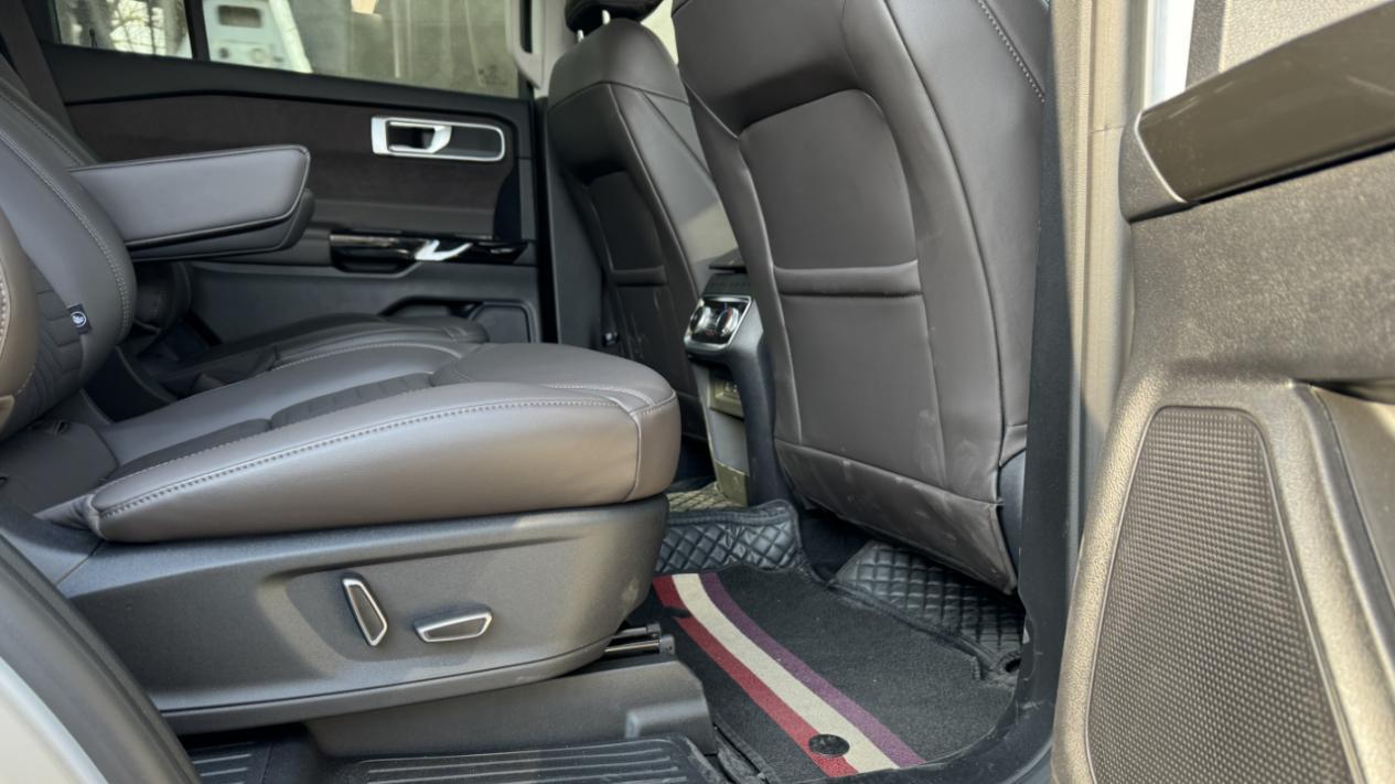 乘坐舒适性很好，第二排还有独立座椅