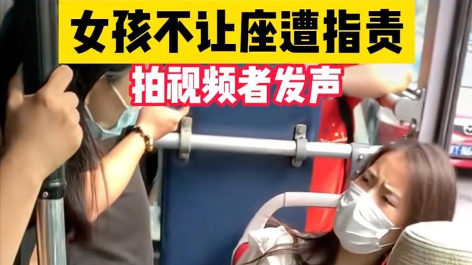 老年劲舞团挡车位，女子停车被围攻气哭，报警后又被埋怨不该计较