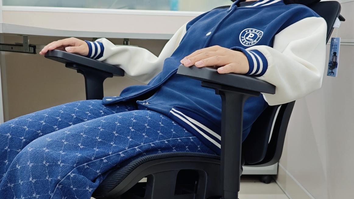 坐一天腰不酸？夏草木Fit2人体工学椅，科学久坐舒适理念旗舰之作
