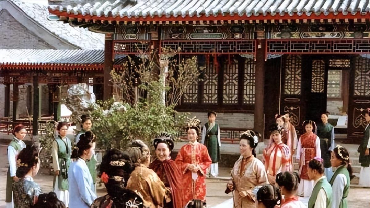 黛玉进贾府，宝钗进贾府，有什么区别？