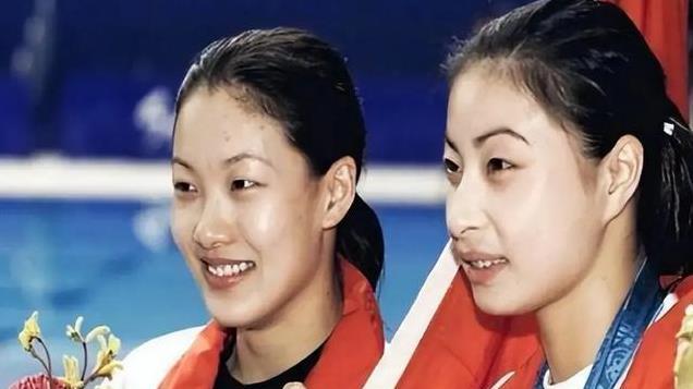 伏明霞虽然老得快，但还好女儿遗传了她年轻的美貌，21岁很美丽