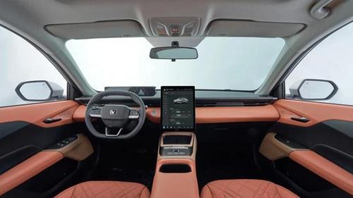 电动家轿“掀桌子”，油耗0.96L，续航1300km，顶配6.59万