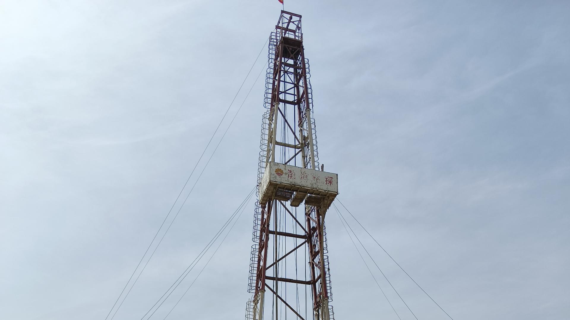 渤海钻探钻井队自主修理气动绞车