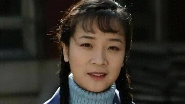她是国家一级女演员，多次给坐轮椅丈夫戴绿帽，如今儿子也是演员