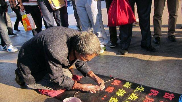 乞丐因字写得太好看，被方正字库买断50年版权，一跃成了书法家