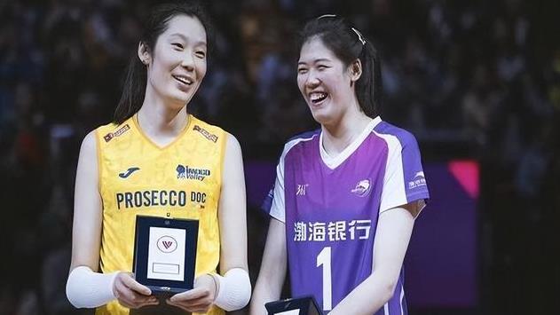 好过分！世俱杯夺冠记者质问朱婷和李盈莹关系不好，大婷霸气回击