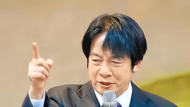 赖氏窜访引战区震动：071登陆舰现身台东, 辽宁舰率战斗群赴台海域