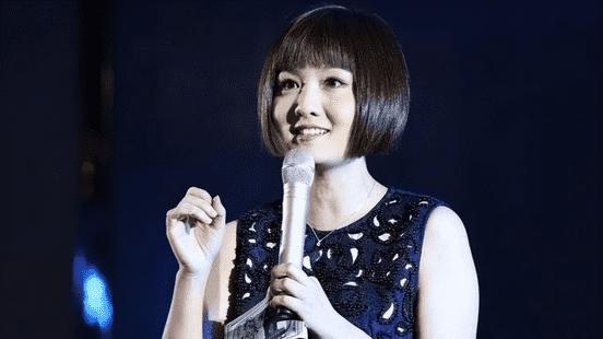 童星蒋小涵11岁上春晚，36岁大龄生子，被“圈外人”丈夫宠成宝！