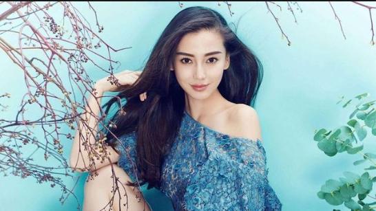 杨颖香港求职记：经纪人当街训话曝光，昔日顶流如今沦落至此？