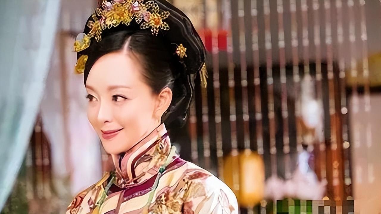 1635年，皇太极为消除威胁，命人扒了姐姐莽古济的衣服，当众凌迟