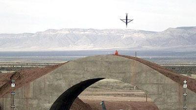 遥遥领先？美国14吨重的钻地弹，和中国一吨重的钻地弹谁威力更强