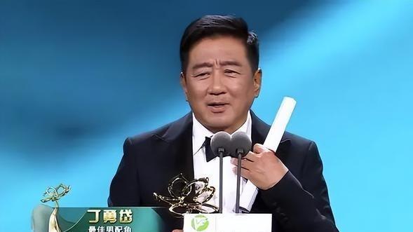 影帝丁勇岱：为何结婚几十年零绯闻？看到他对妻子的付出就明白了