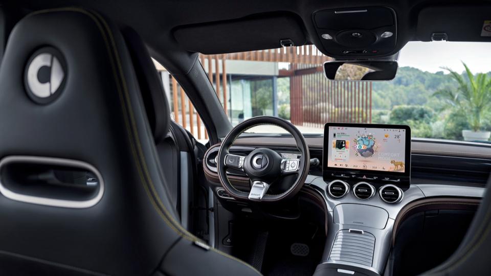 吉利“收购”奔驰后首款豪华紧凑SUV，仅售16万多，小姐姐看完走不动道