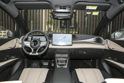 比亚迪海豚：搭载e平台3.0技术，好看好开好安全，全家都满意！