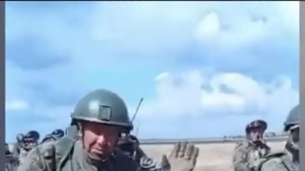 雾中的摩托车突击：红军村变成“死亡公路”