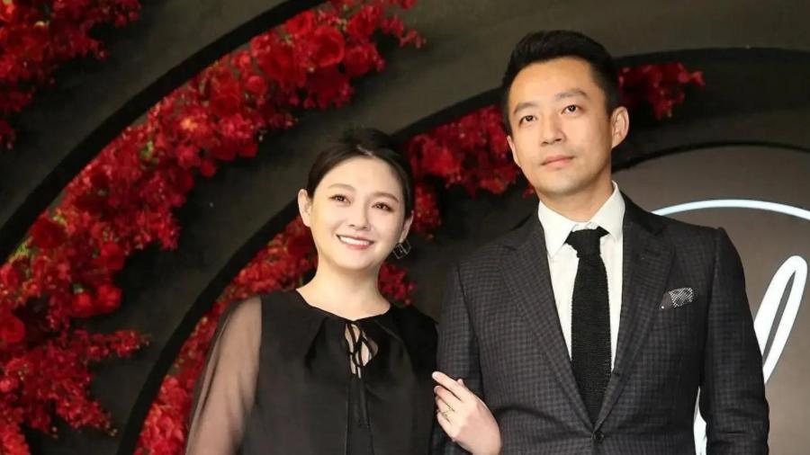 张兰穿红裙喜庆见孙子孙女！