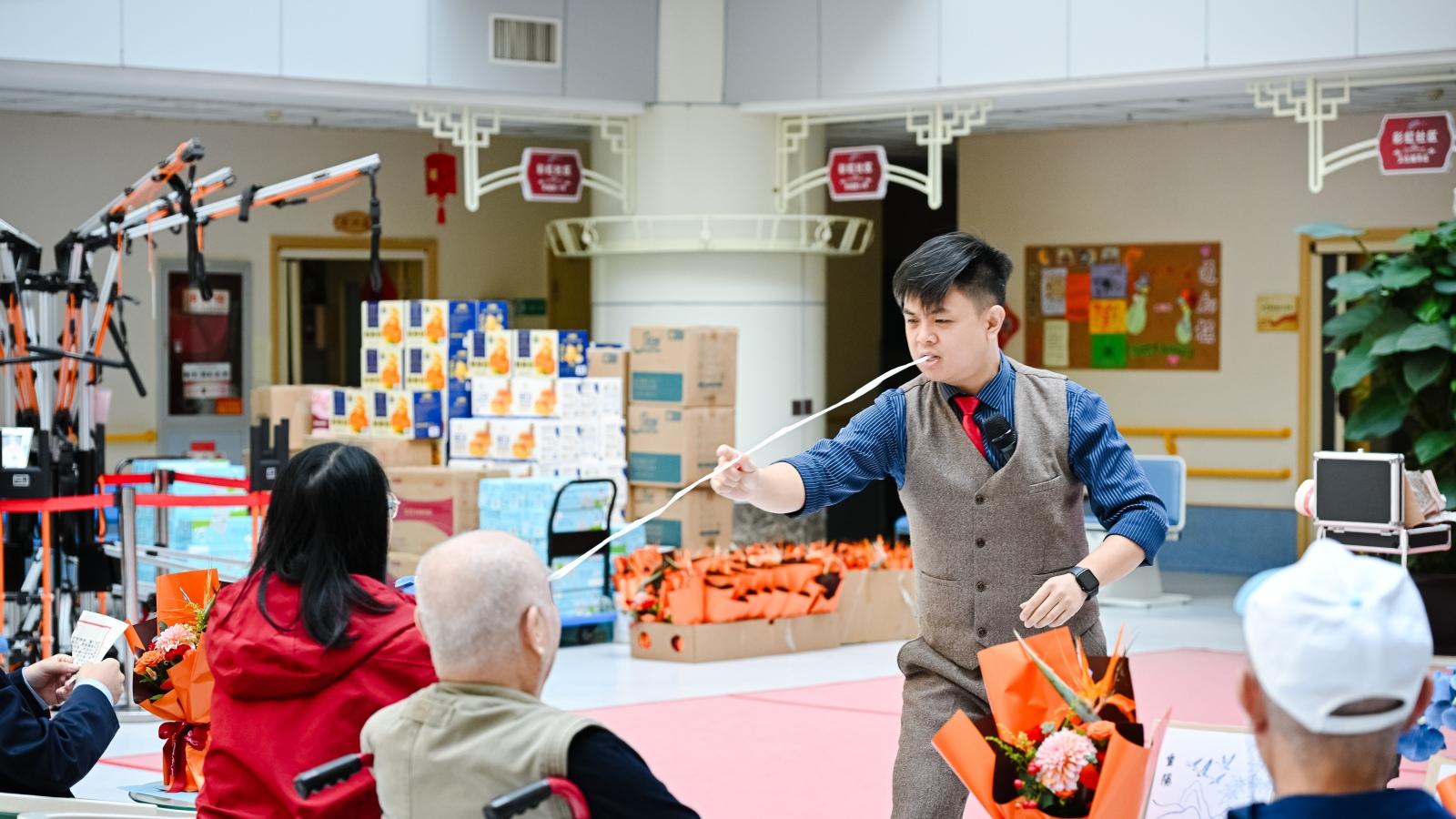 奇幻森林苏州凝固时间沉浸剧场重阳节公益送暖，魔术传递温馨敬老情
