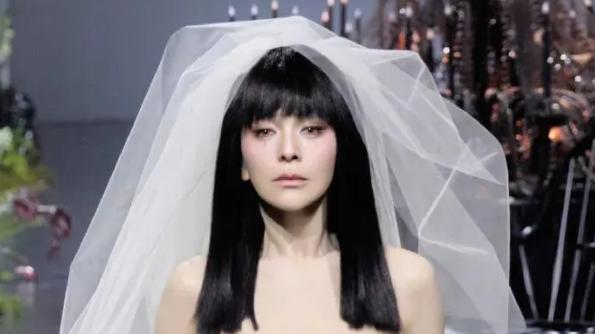 54岁王琳婚纱T台杀疯了！雪姨逆龄变"雪姐"引全网尖叫：这届姨圈天花板