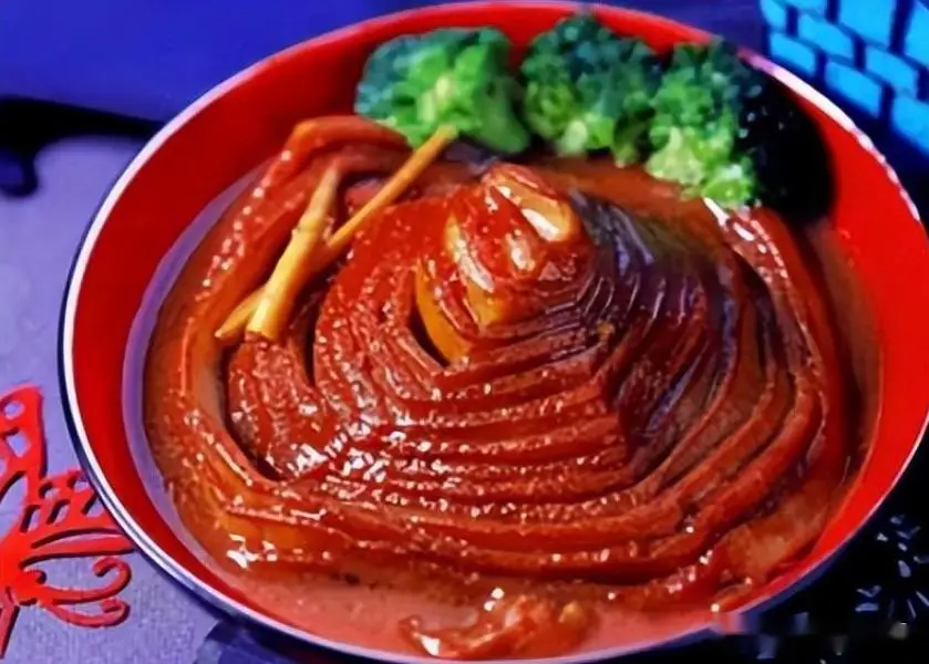《万字扣肉：慈禧西逃私藏的“逃难硬菜”，如今靠非遗技艺征服米其林！》