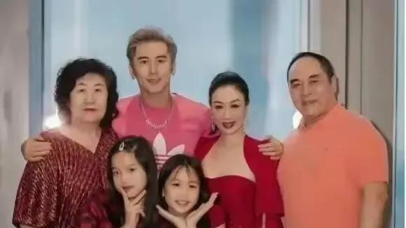 钟丽缇54岁机场与小12岁老公秀恩爱，如此亲昵举动，公公在场是否略有不妥？