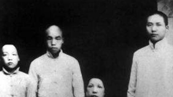1959年毛泽东重回韶山，在故居看到家人合照：你们从哪找出来的？