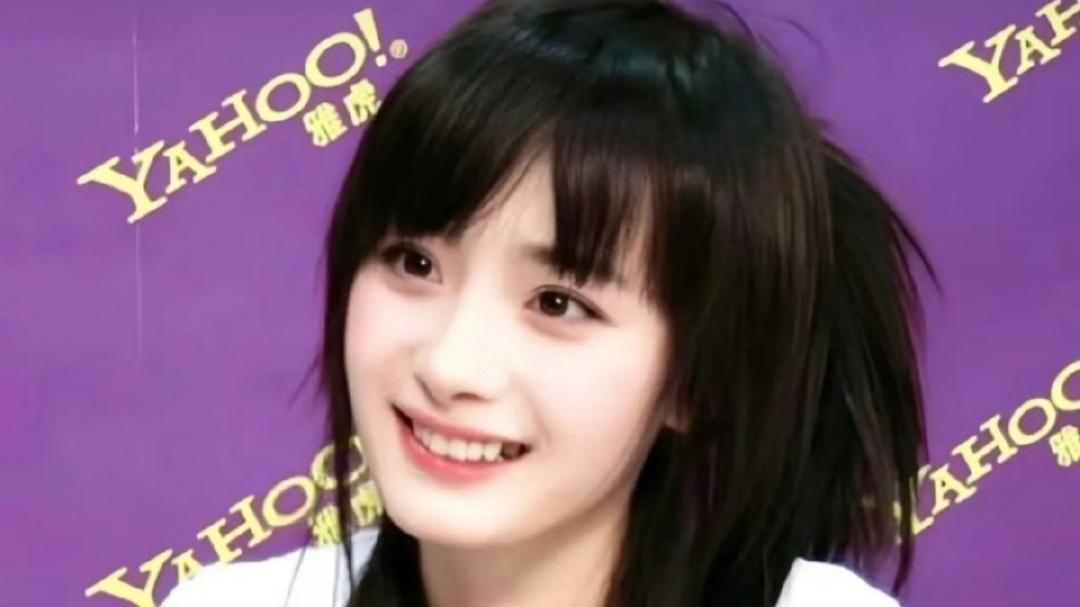 杨幂大学形体课照片曝光，网友：原来女神也曾是“厚刘海女孩”