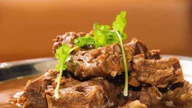 发源于市井的羊蝎子火锅，是游牧民族与中原烹饪技法的完美融合