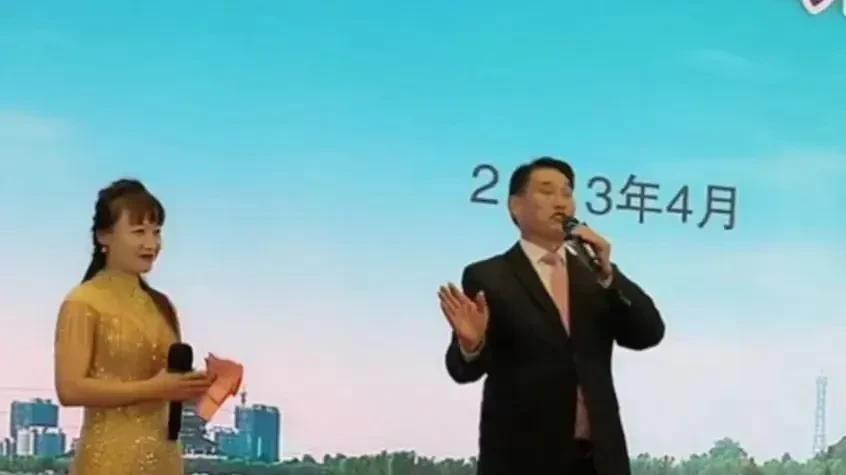 大衣哥袁庆关系争议



大衣哥朱之文又摊上事了！这次的绯闻对象居然是他的同学袁