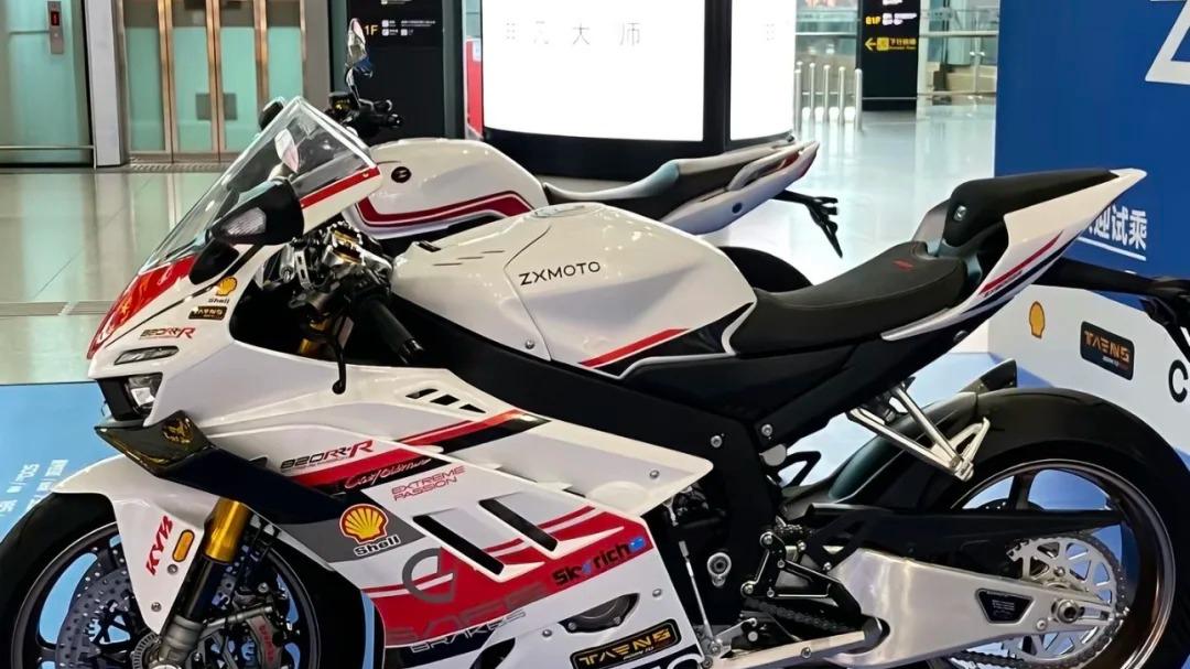 国产性能新纪元：张雪820RR，以三缸猛兽之姿叩响速度之门