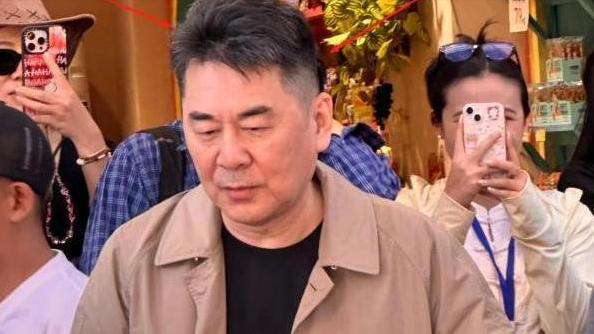 陈建斌新疆被拍，54岁身材变化明显！昔日霸气雍正，如今大叔范儿