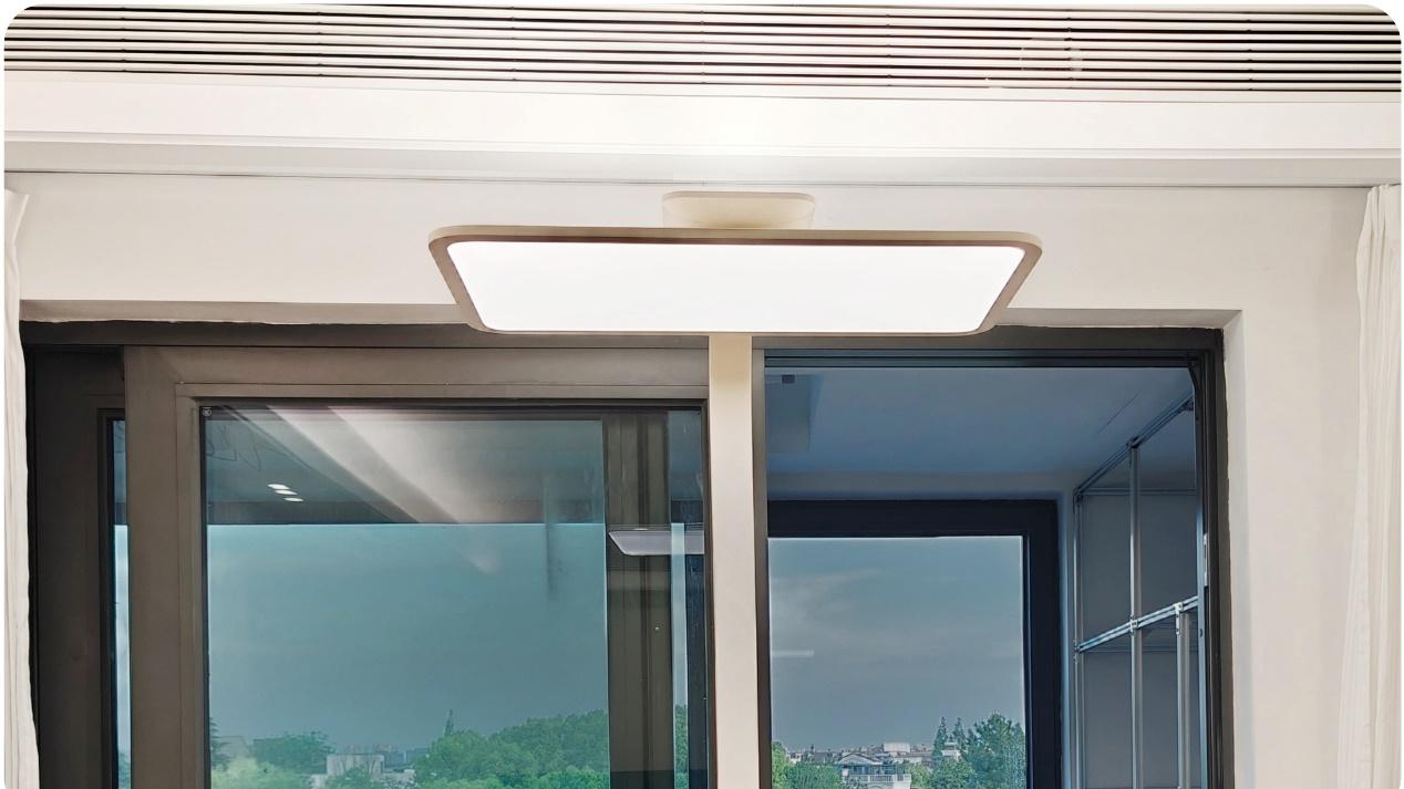 近视退！退！退！爱果乐灵动光大路灯，打造舒适护眼居家光环境！