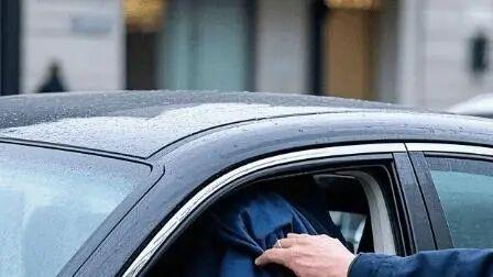 交警提醒：车玻璃被人盖了衣服，拿掉就上当了，已有车主吃亏？为什么？
