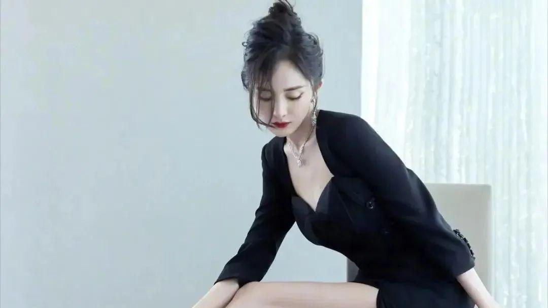 杨幂17岁时就与成龙合作，照片流出引网友热议，变化真的一目了然