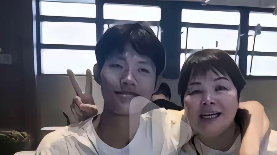 邓博曝叶锐聪买家穷苦，聪妈给儿子买买买，叶锐聪和妈妈合照流出