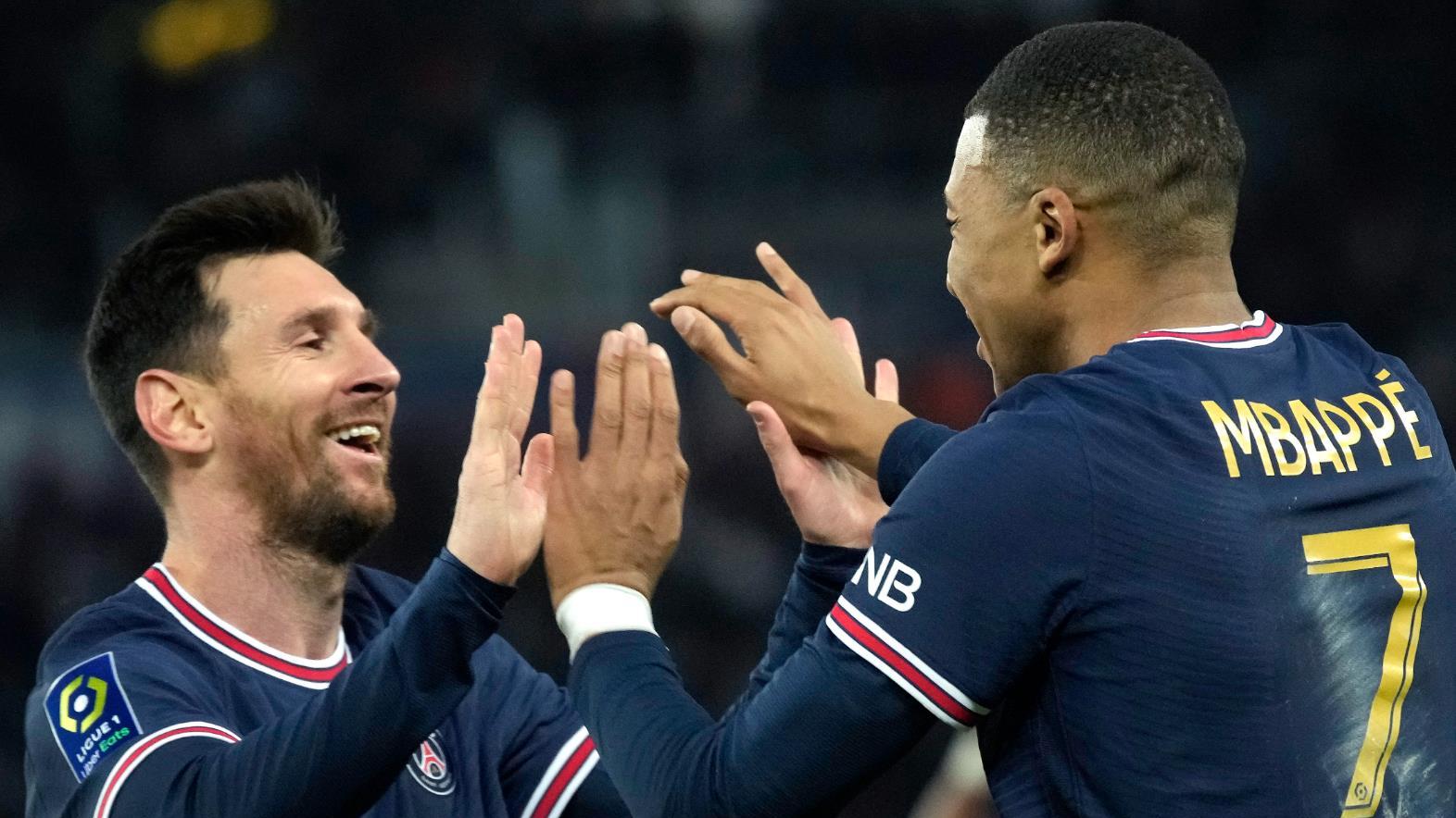 皇马新王vs巴萨球王27岁前数据撞车，394球！只差4座金球！