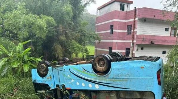 客车侧翻事故调查报告解读：制动隐患 + 超速致 5 名学生轻伤