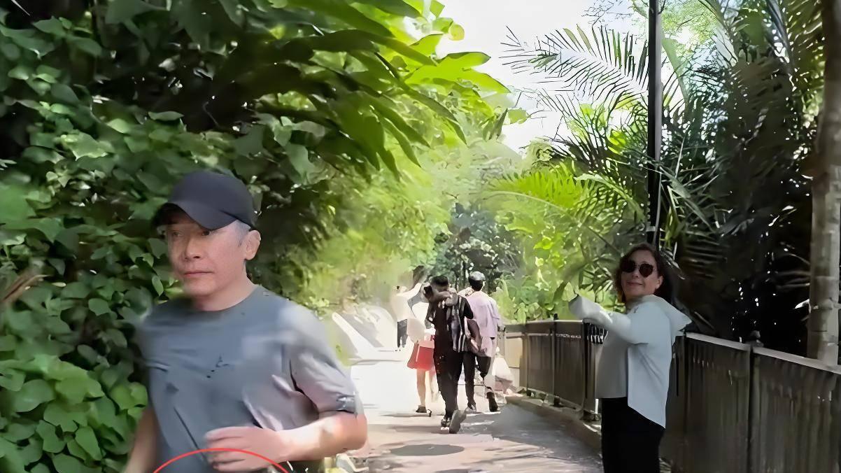 梁朝伟低调晨跑被偶遇，63岁状态引热议：优雅老去亦是风景