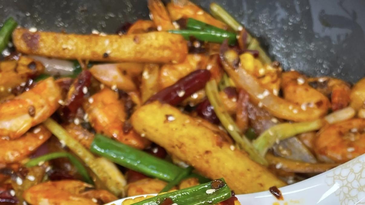 一口下去，连骨头都想嘬干净的香辣干锅虾