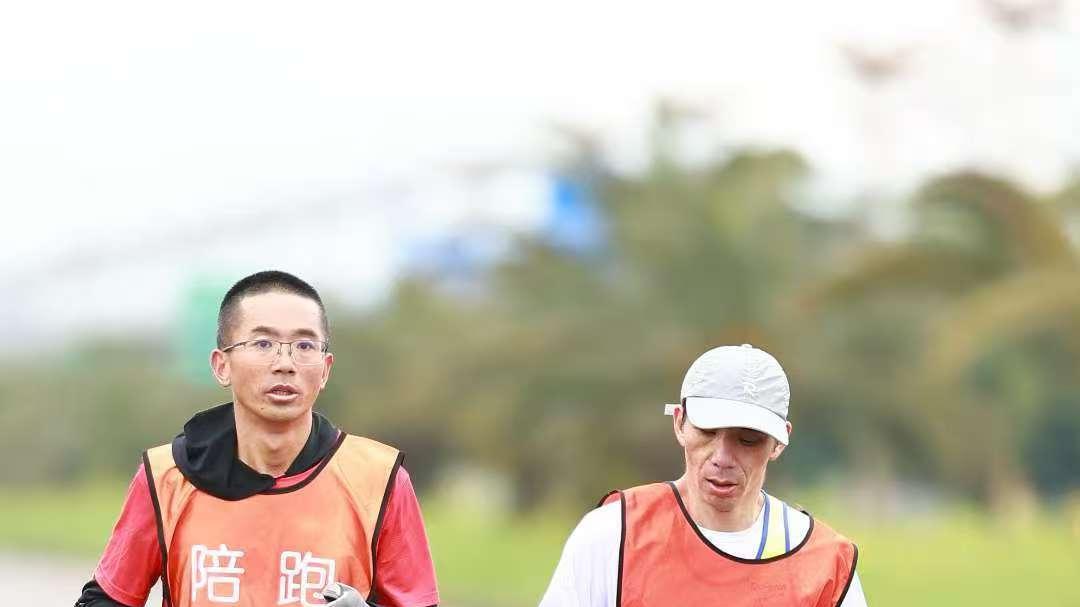 马拉松赛道上的“逐梦者”：三个故事 一种热爱