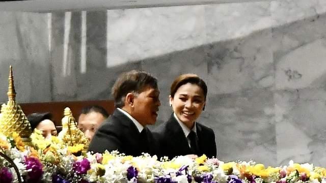 苏提达作为王室代表，出席东南亚运动会开幕式，带领运动员入场