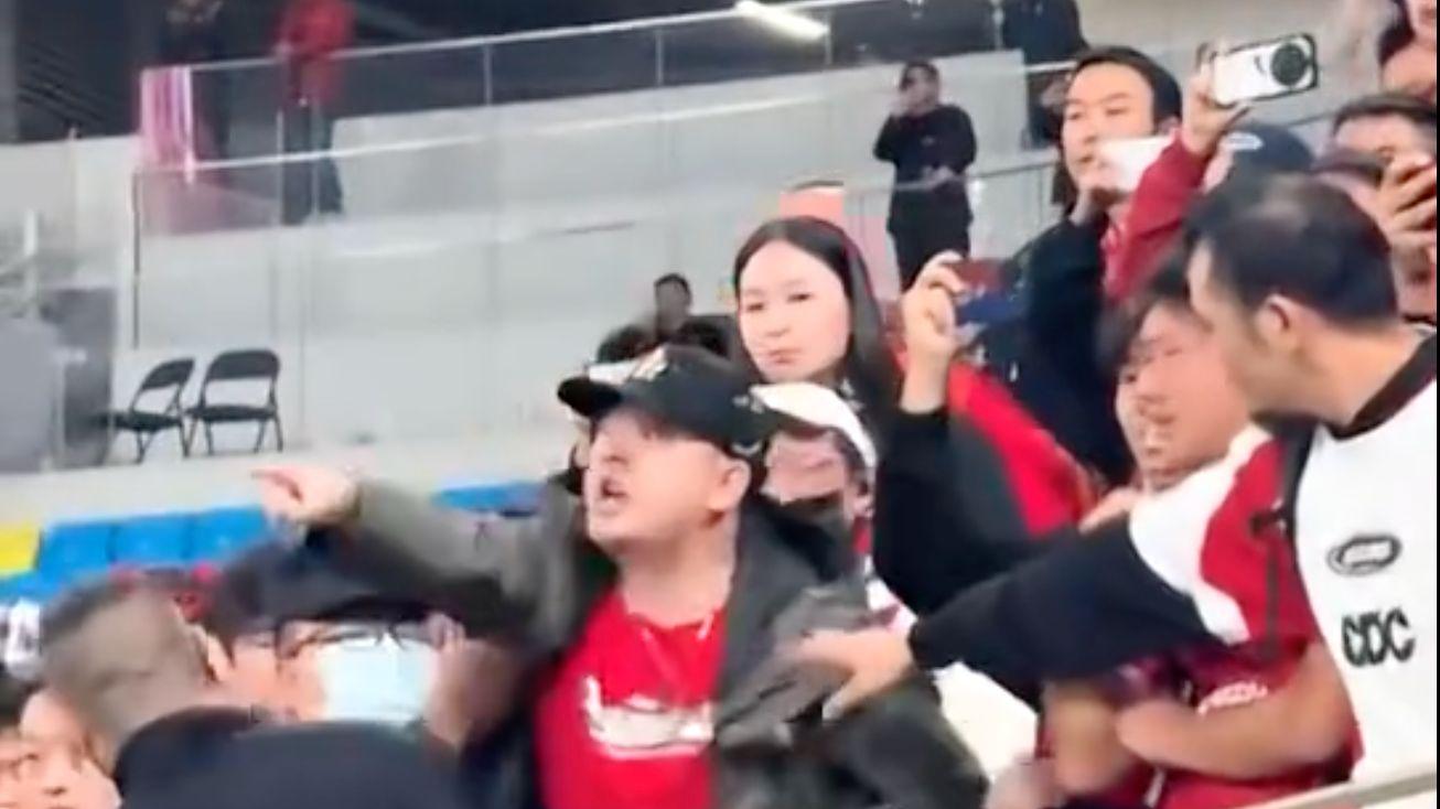 蓉城球迷怒骂自家球员：全部站好！我们和谁有仇，你们就输谁！