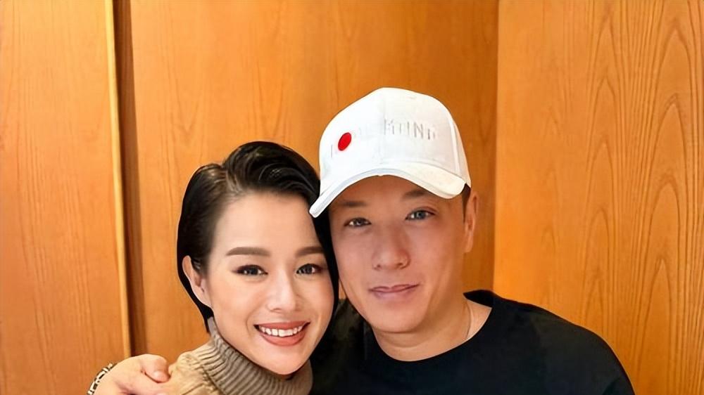 谁懂？胡杏儿与李乘德纪念结婚10周年，传闻背后甜得很踏实