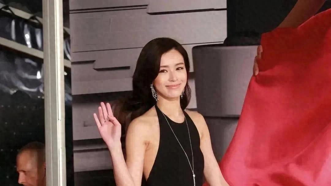 红毯上的暗夜玫瑰：文咏珊那一夜，让整个香港屏住呼吸！