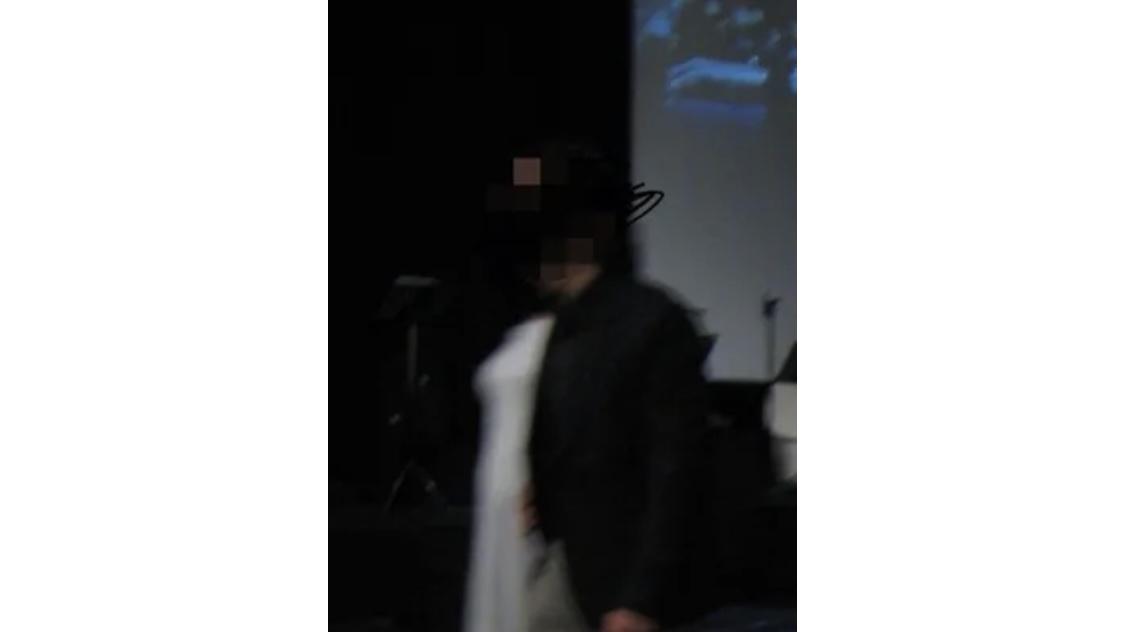 女子穿“婚纱”参加朋友婚礼，新娘被喧宾夺主，引网友猛批