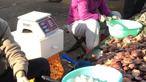 入冬后，扇贝大量上市，好吃却不好卖？摊贩：4个原因，很无奈